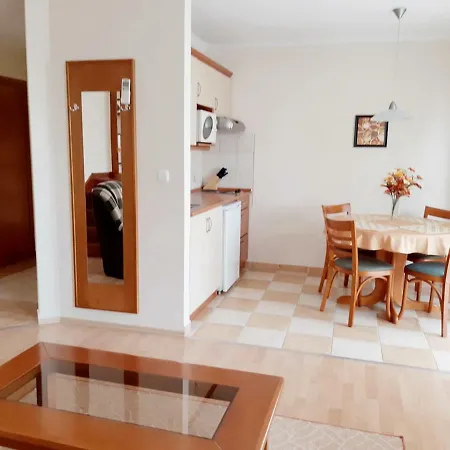 Garda Apartman7 شقة *