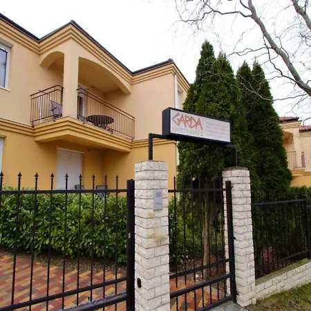 Garda Apartman7 شقة *