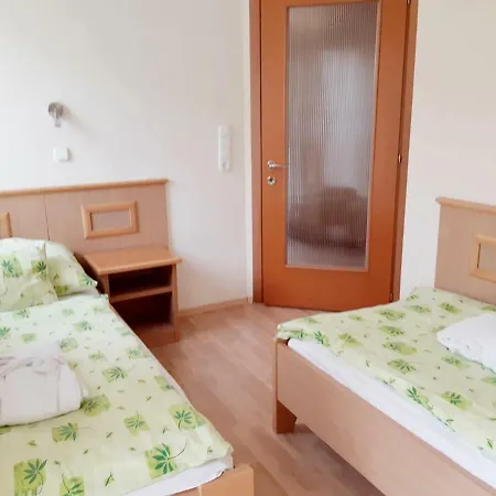Garda Apartman7 شقة *